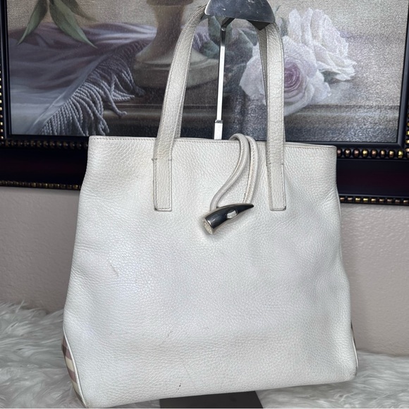 Elegant Burberry White Leather Tote Bag - Picture 3 of 16